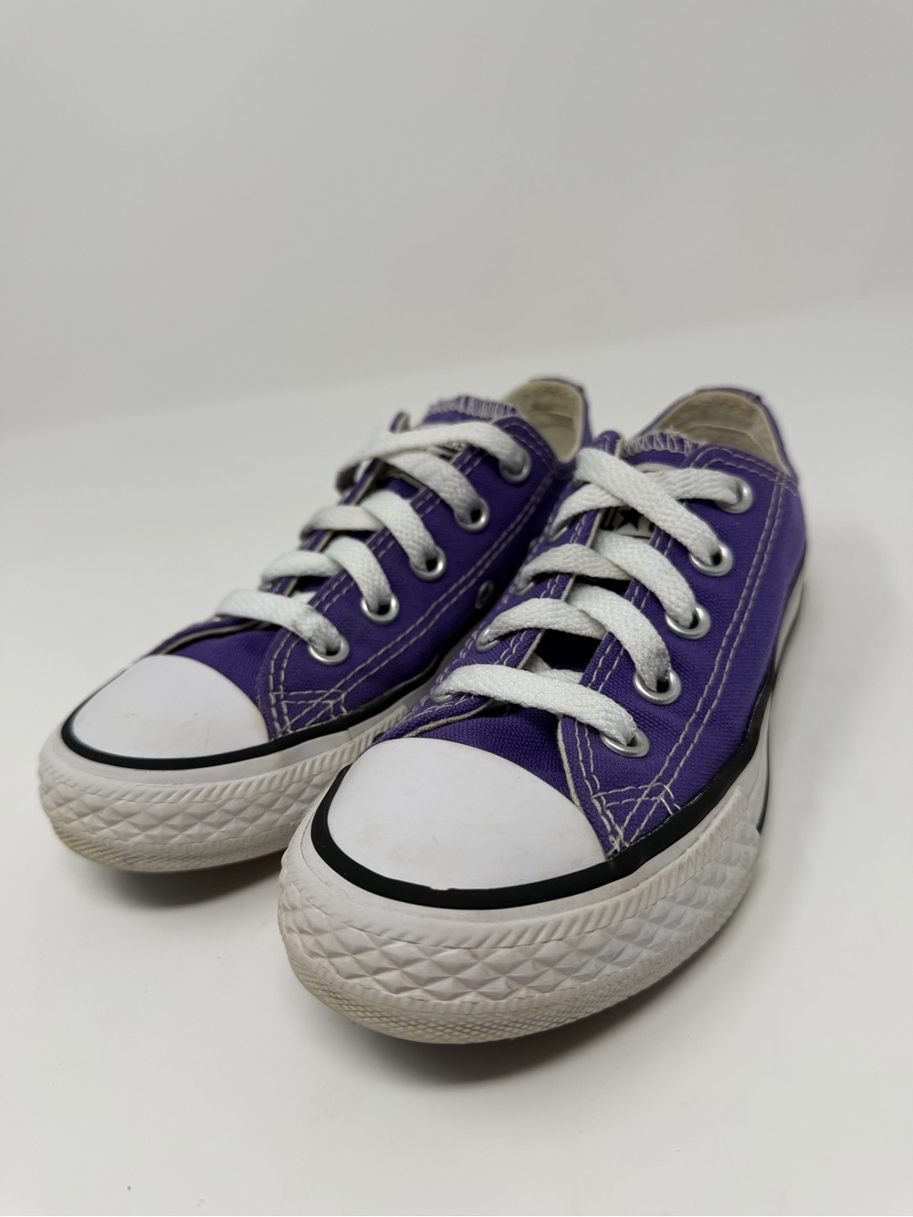 Kids Purple Low-Top Converse Canvas Sneakers with White Laces Sz.11